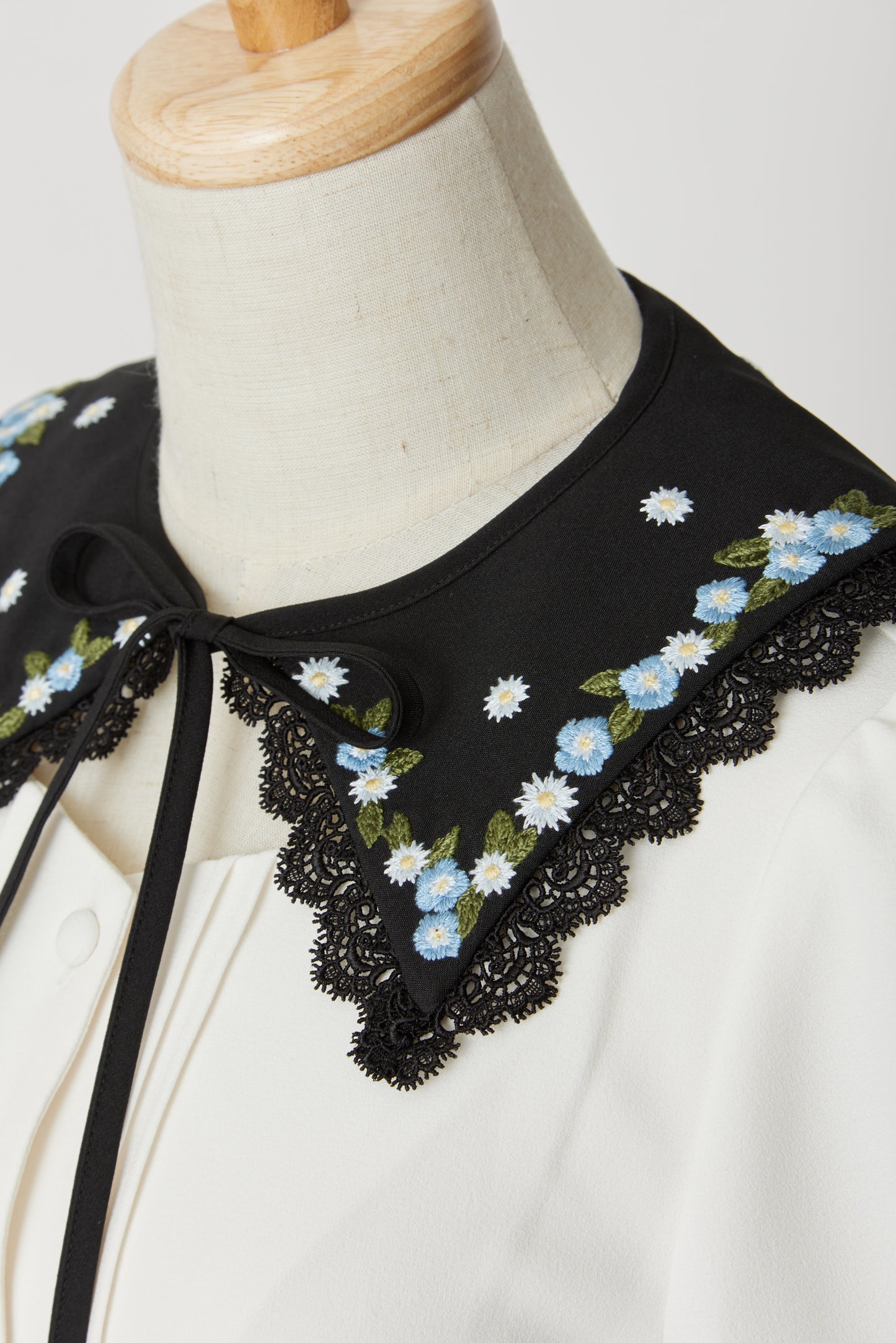 ネモフィラ刺繍付け襟