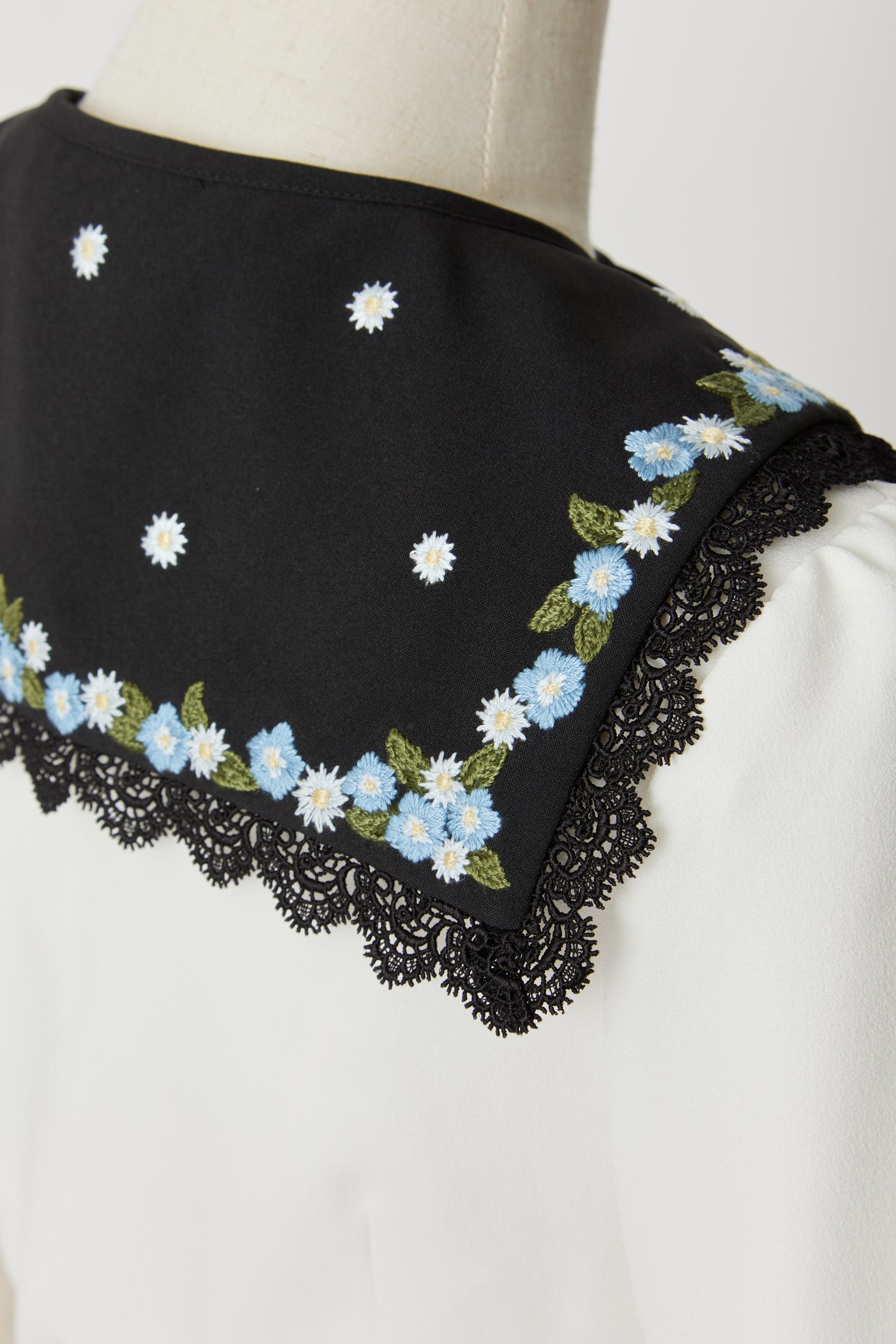 ネモフィラ刺繍付け襟