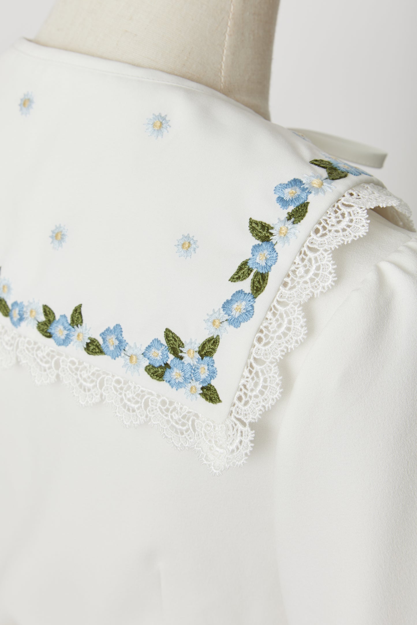 ネモフィラ刺繍付け襟